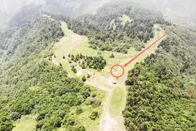 航拍广西大山发现一个人在爬山，难道是风水大师上山找地？视频封面