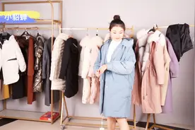 休闲长款湖蓝色羽绒服，教你怎么搭才最美，穿它出门不用担心撞衫视频封面