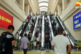 国庆小长假武汉始发站火车票紧俏，热门车次开售即售罄视频封面