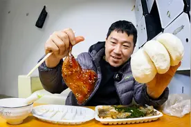 奥尔良烤鸭腿配上麻辣鱼皮，外卖小哥吃的津津有味，美味视频封面
