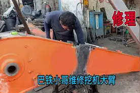 挖机大臂断了如何维修，看汽修师傅焊接挖机大臂，这技术真不错视频封面