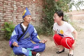 搞点儿乐：美女找大师算财运，大师却让美女往银行存五千万赚利息视频封面