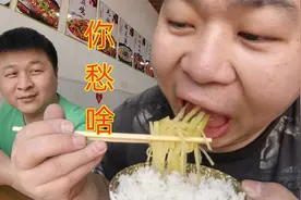 哥俩吃饭欢乐多，互爆小时候糗事，他把厨房烧了，我把腿摔折，狠视频封面