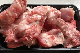 猪大骨我们可以这样吃，加一块五花肉，不炸不红烧，出锅香而不腻视频封面
