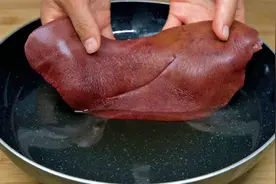把猪肝放进滚烫的油锅中，出锅瞬间变成美食，很多人都没有吃过视频封面