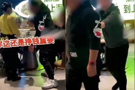 男子嫌湘菜辣要求饭店免单，被拒后发飙怒摔酒杯，下幕看懵服务员视频封面