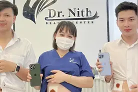 老挝一美容公司iPhone14换肾引争议：三人举手机露伤口微笑合影视频封面