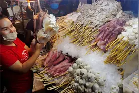 70后夫妻开夜宵摊卖烧烤，一个晚上卖1800串烤串，日进账近30000视频封面