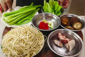 河南地道捞面条，试试用芹菜香菇肉丝做臊子，爽滑筋道吃着真过瘾视频封面