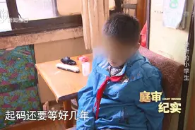 小学生在学校摔倒骨折，家长没计较，老师却骂他智商低视频封面