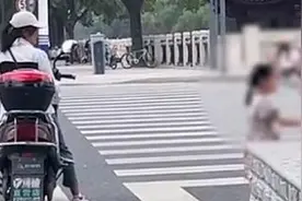 江苏骑车女子看到小孩就发糖，引起热议，背后真相让人泪目视频封面