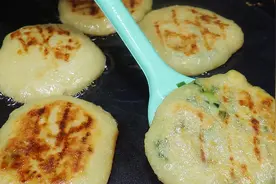 韭菜盒子最简单做法，4分钟出锅，皮薄馅多，不懂吃可惜了！视频封面