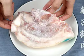 解冻猪肉用热水还是冷水？很多人做错了，难怪猪肉解冻出来不好吃