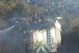 尼泊尔坠机现场散发浓烈烧焦味:机身一半在山坡上 一半掉进峡谷里视频封面