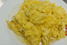 炒鸡蛋原来学问这么大？大厨现场教学，味美蓬松，放盐是关键