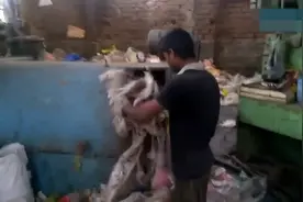 印度塑料垃圾回收厂，看看这处理现场，感叹小哥是在用生命挣钱视频封面