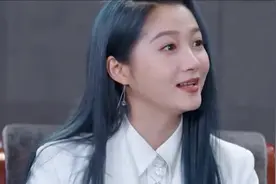 关晓彤在鹿晗面前露大长腿，有谁注意到一旁鹿晗的反应，太真实了视频封面