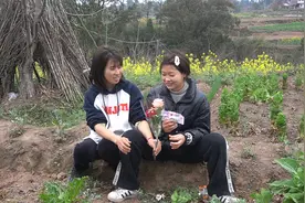 情人节翠花在三孃远程指导下种菜了，打造自己的菜园，很有成就感视频封面