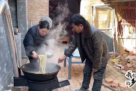 妞妞带老爸买新锅，回家做一锅汤面条，父女俩有说有笑真开心视频封面