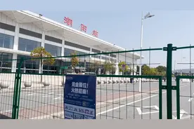 汕头一高铁站停用站前循环道，车辆违停严重，旅客抱怨出站难视频封面