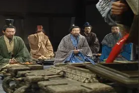 《三国》董卓杀人取血，以血酒宴请群臣，吕布在旁助纣为虐