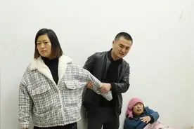 女孩跟男友回农村老家，看到瘫痪婆婆转身就走，婆婆却说捡到宝视频封面