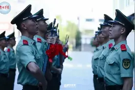 泪目！退伍老兵向战友交接武器视频封面