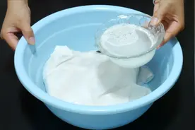 每次洗衣服前倒一碗水，无论多脏多臭的衣服，洗完后干净如新视频封面