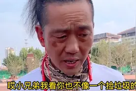 男子街边捡瓶子凑路费，路过的大哥伸出援助之手，最后结局很暖心视频封面