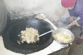 这个老太太，今天做饭有奇招，剩饭这么处理真挺好，能好吃啊视频封面