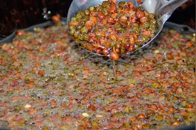 炸花椒时，不可马上下锅炸，教你一个饭店不外传的窍门，又香又麻视频封面
