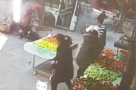 重庆公交车疑刹车失灵冲上人行道致2死13伤 监控还原事发瞬间视频封面