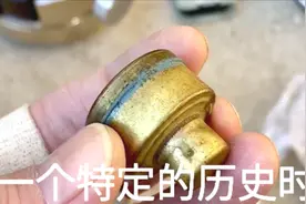 收破烂的翻出个金坨坨，有网友认识吗？值多少钱？视频封面