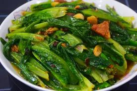 炒油麦菜好吃有诀窍，加1块豆豉鲮鱼，菜色油亮翠绿，上桌就扫光视频封面