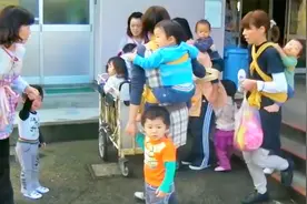日本幼儿园老师带小孩，一个人要照顾几个小朋友，太有耐心了视频封面