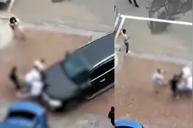黄冈一司机加速撞向路边打架人群，当地警方已介入调查！视频封面