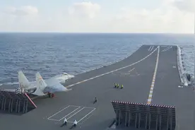 山东舰演习现台岛东部 专家：威慑台湾空军基地视频封面