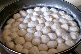 肉丸子家庭做法，掌握5点个个鲜嫩Q弹有嚼劲，家人说比买的还好吃视频封面