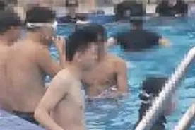 四川农大男生进女生泳池潜水？校方：没有男女泳池之分视频封面