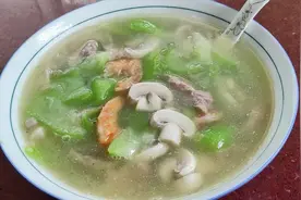 口蘑丝瓜汤的做法，清甜爽口又解腻，一大碗都不够喝视频封面