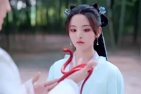 师父把蛇牙拔掉，送给女孩做宠物视频封面