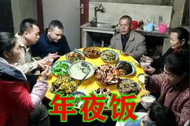 农村的年夜饭，最传统的习俗，鸡鹅鱼肉摆满桌，这才是过年的味道视频封面