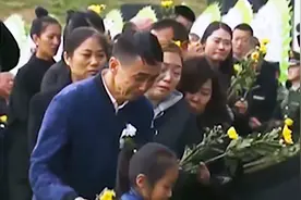 追悼凉山救火英雄 家属献花失声痛哭视频封面