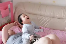 一岁宝宝坐在妈妈肚子上疯狂的晃悠，玩的真嗨视频封面