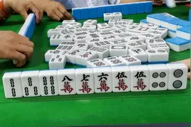 江苏跌倒胡麻将：一局麻将解忧愁，几个小姐姐都非常会玩视频封面