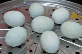 皮蛋放锅里蒸一蒸，太厉害了，饭店一份58在家成本只花8元，解馋视频封面