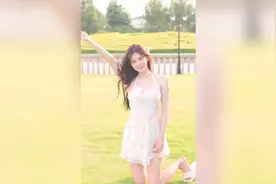 女神约我去公园玩，她这裙子也太漂亮了吧视频封面