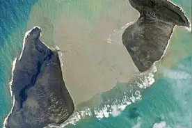 汤加火山爆发前后海岛卫星对比图曝光：云团直径达 500 公里视频封面