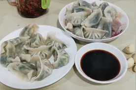 江西小伙爱吃北方口味，饺子必须蘸酱油吃,一口饺子一口蒜真香视频封面