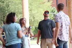 小伙大街上直接要问父母，我能和你女儿约会吗？结果令人意外视频封面